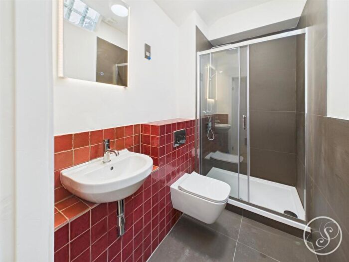 3 Bedroom Flat To Rent In Roundhay Road, Leeds, LS8