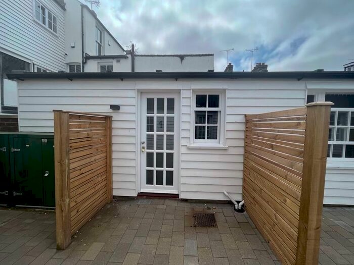 1 Bedroom Flat To Rent In Bligh's Yard, North Lane, Canterbury, CT2