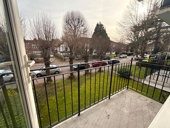 1 Bedroom Flat To Rent In Lovelace Gardens, Surbiton, KT6