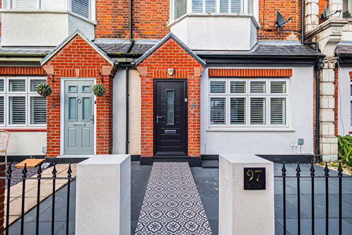 4 Bedroom Terraced House For Sale In Glendale Gardens, Leigh-on-sea, SS9