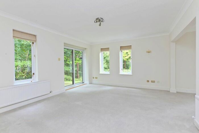 4 Bedroom Flat To Rent In Willow Court, The Gables, KT22
