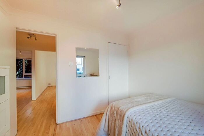 2 Bedroom Flat To Rent In Greyhound Road, Barons Court, London, W6