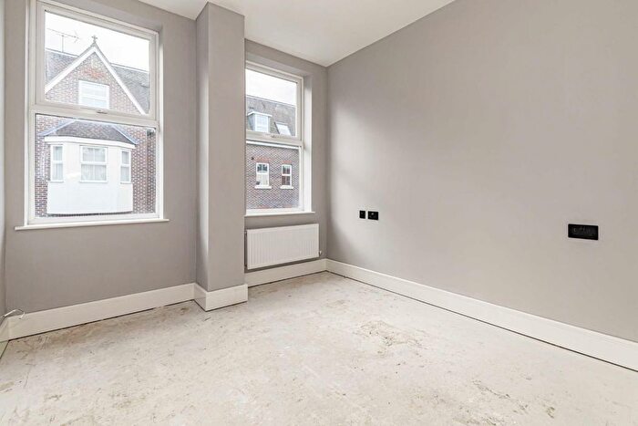 1 Bedroom Flat For Sale In Baker Street, Weybridge, KT13