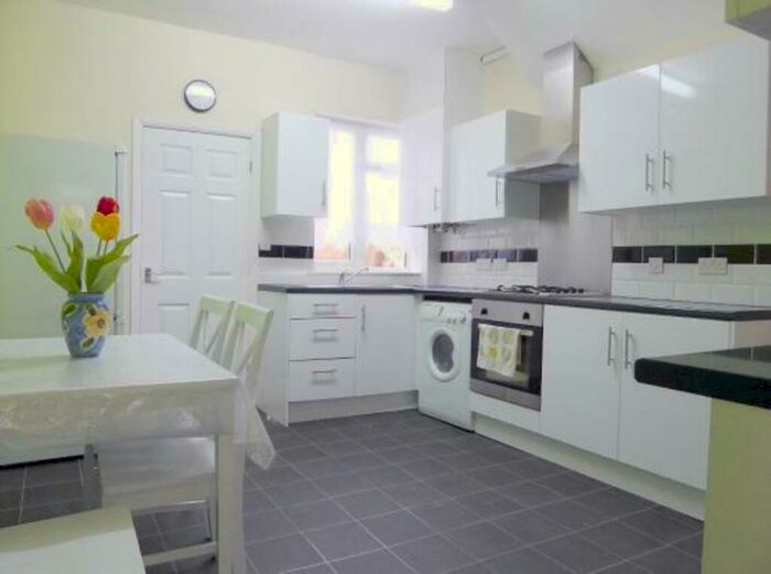 4 Bedroom End Of Terrace House To Rent In Lottie Road, Selly Oak, Birmingham, B29