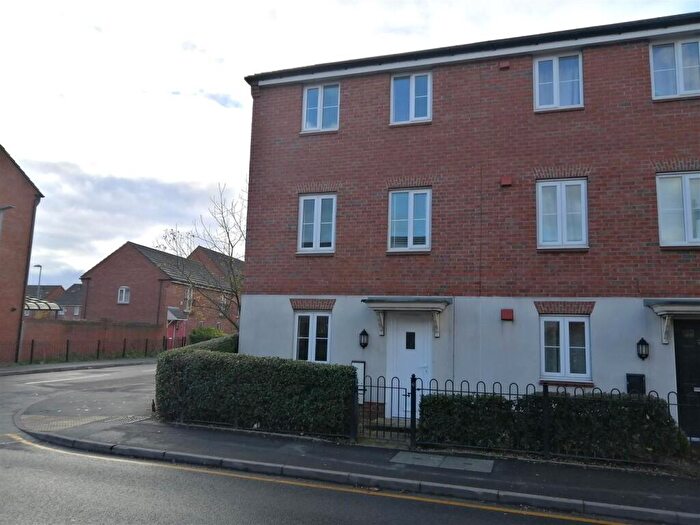 3 Bedroom End Of Terrace House To Rent In Dean Lane, M40