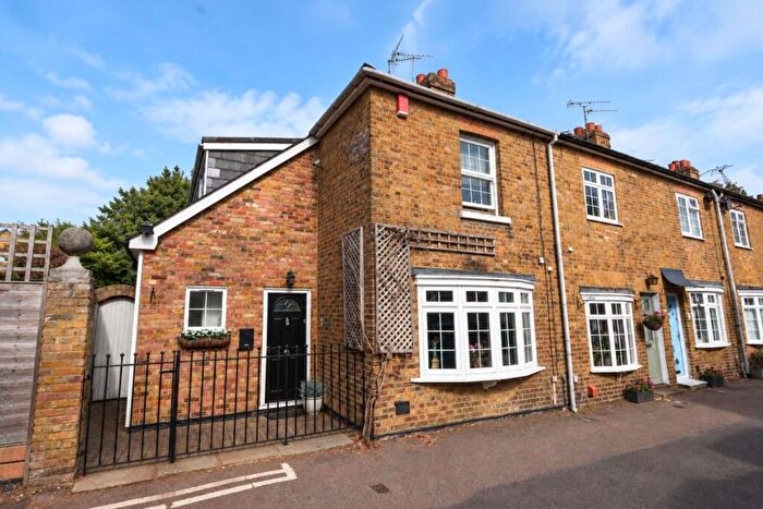 2 Bedroom End Of Terrace House For Sale In Beech Road, Weybridge, KT13