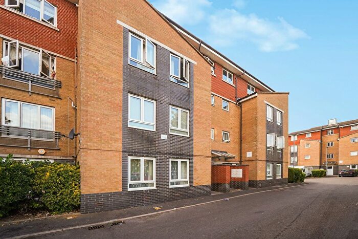2 Bedroom Flat For Sale In Acton Close, London, N9