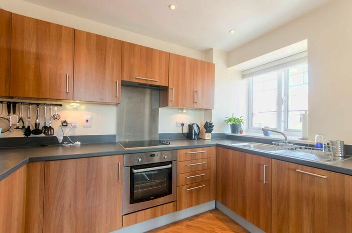 2 Bedroom Flat To Rent In Schoolgate Drive, Morden, SM4