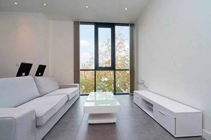 1 Bedroom Flat To Rent In Metropolitan Court, High Road, Willesden Green, NW10