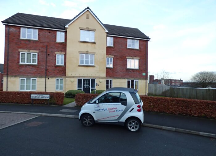 2 Bedroom Flat To Rent In Windsor Gardens, Bolton, BL1