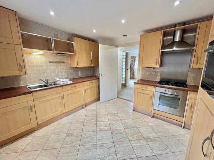 2 Bedroom Flat To Rent In Staple Gardens, Winchester, SO23