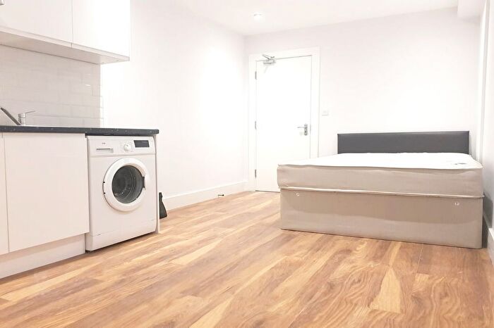 Studio To Rent In Kingsland Road, London, E2