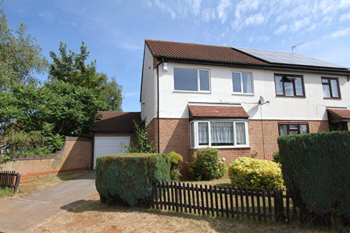3 Bedroom Semi Detached House To Rent In Amberley Court Banbury Oxon, OX16