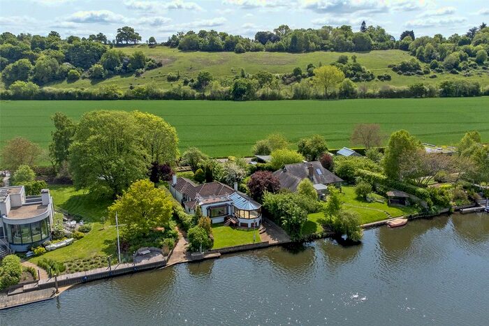 3 Bedroom Bungalow To Rent In Spade Oak Reach, Cookham, Maidenhead, Berkshire, SL6