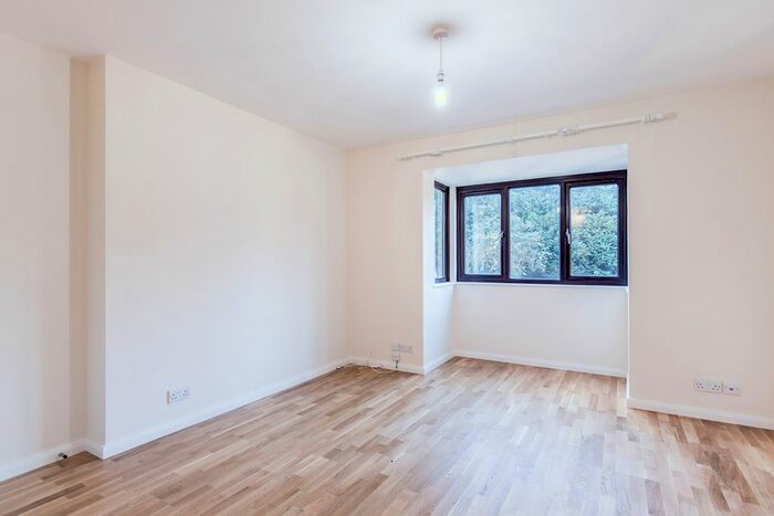 1 Bedroom Flat To Rent In Bushey Grove Road, Bushey, WD23