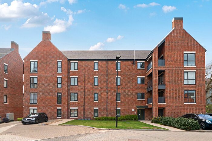 2 Bedroom Flat For Sale In Wessex House, Garrett Crescent, Chertsey, KT16