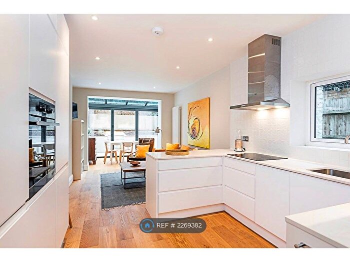 2 Bedroom Flat To Rent In Valley Road, London, SW16