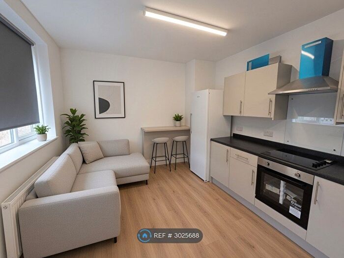 4 Bedroom Semi Detached House To Rent In Tudor Road, Hayes, UB3