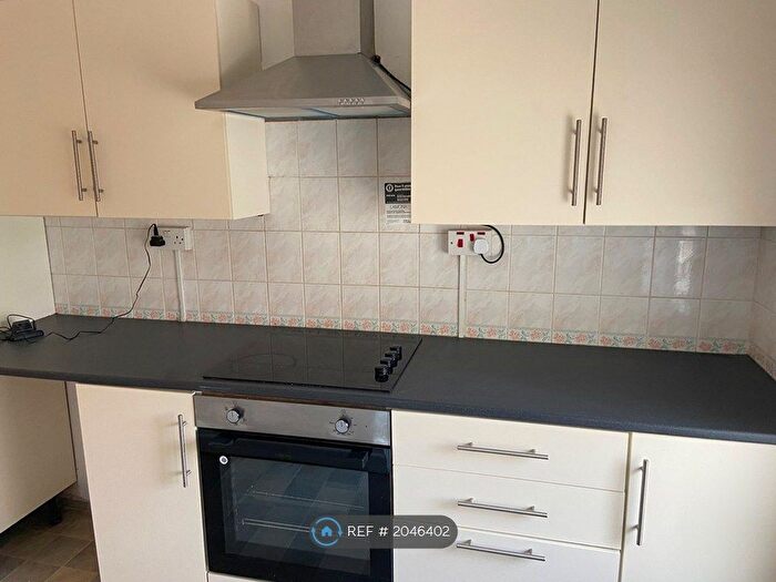 2 Bedroom Flat To Rent In Ivydene, Whitland, SA34