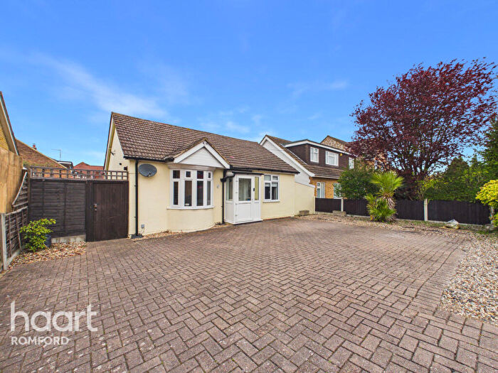 2 Bedroom Bungalow For Sale In Chase Cross Road, Romford, RM5