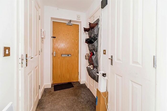 1 Bedroom Flat For Sale In Lower Canal Walk, Southampton, SO14