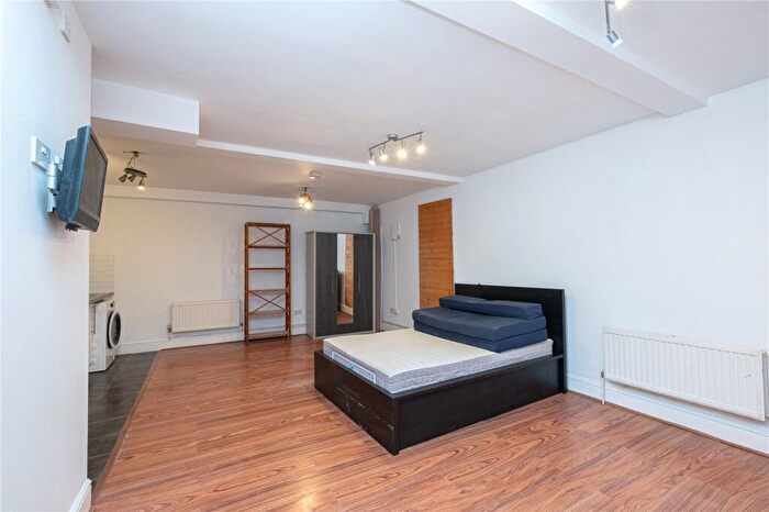 Apartment To Rent In Fairmead Road, Islington, London, N19