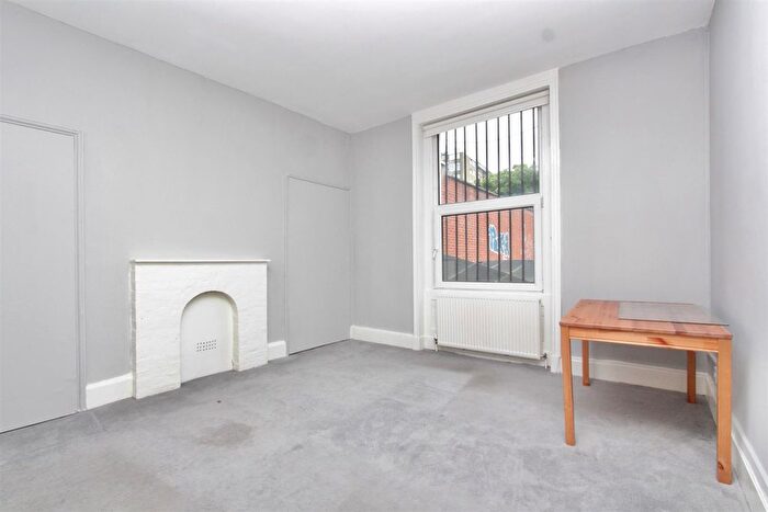 3 Bedroom Flat To Rent In Chalk Farm Road, NW1