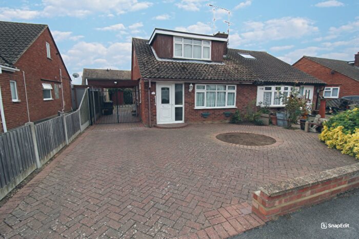 4 Bedroom Semi-Detached House For Sale In Central Avenue, Rochford, Essex, SS4