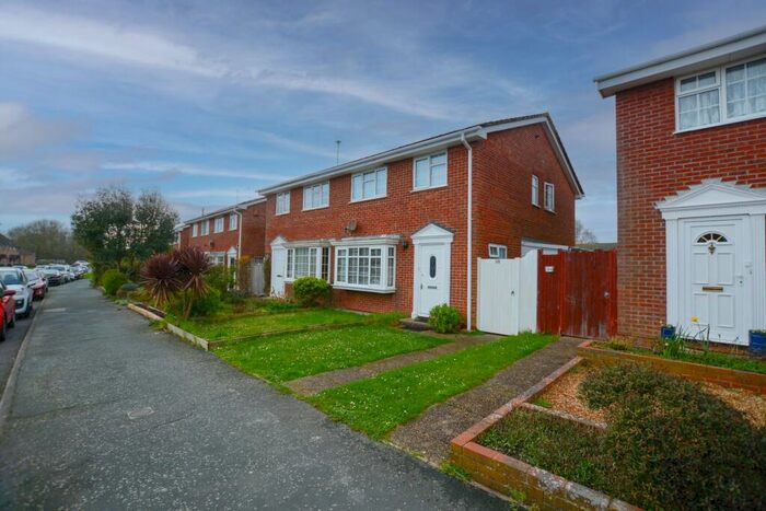 4 Bedroom Semi-Detached House To Rent In Beaumont Park, Littlehampton, BN17