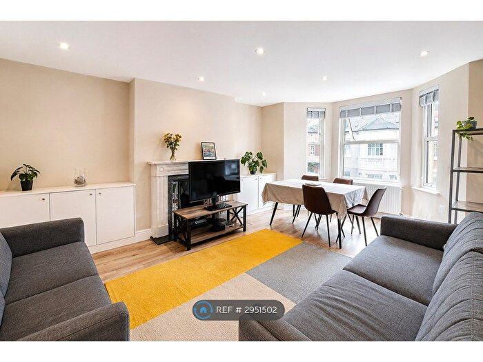 3 Bedroom Flat To Rent In Crewdson Road, London, SW9