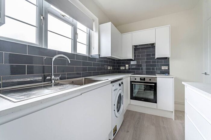 2 Bedroom Flat To Rent In Wandsworth Road, Nine Elms, London, SW8