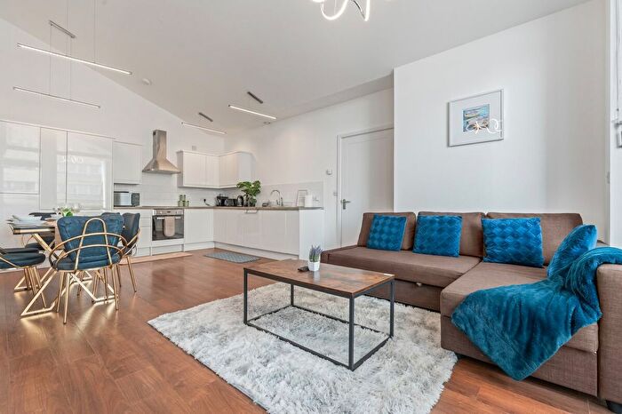 2 Bedroom Flat To Rent In London Borough Of Newham, E15