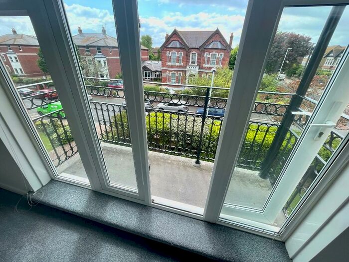 2 Bedroom Flat To Rent In Byron Road, Worthing, West Sussex, BN11