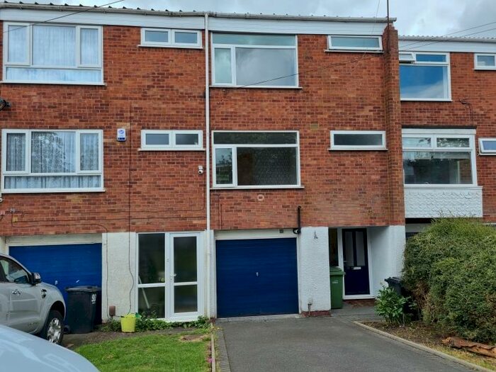 4 Bedroom Town House To Rent In Cobham Road, Halesowen, West Midlands, B63