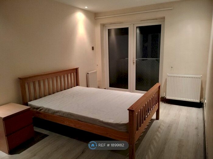 3 Bedroom Flat To Rent In Whitton Road, Hounslow, TW3