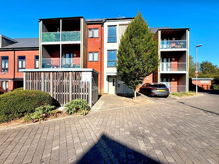 2 Bedroom Flat To Rent In Hawthorn Crescent, Ilford, IG5