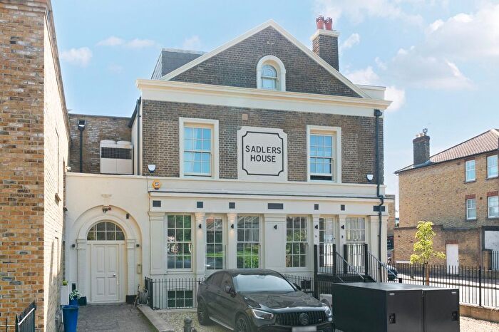 2 Bedroom Flat For Sale In Lower Richmond Road, London, SW15