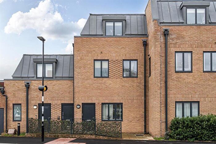 1 Bedroom Apartment For Sale In Red Lion Road, Tolworth, KT6