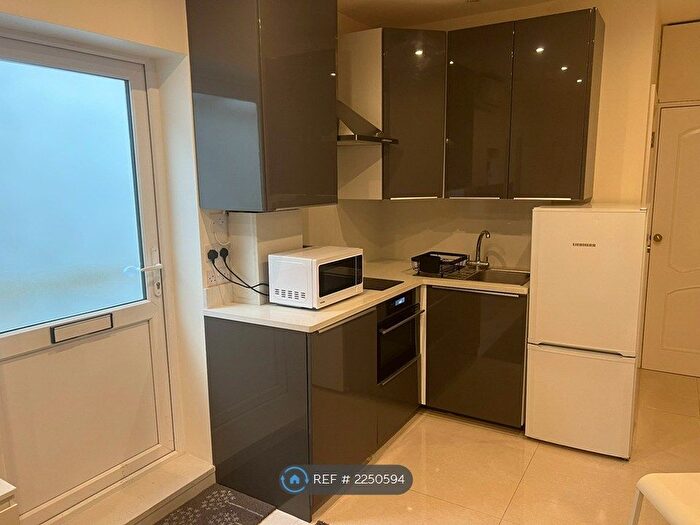 Studio To Rent In North Crescent, London, N3