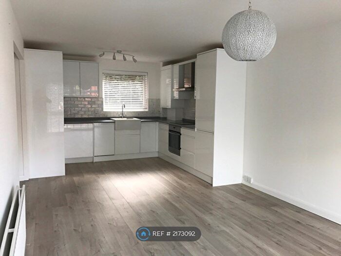 2 Bedroom Flat To Rent In Fairline Court, Beckenham, BR3