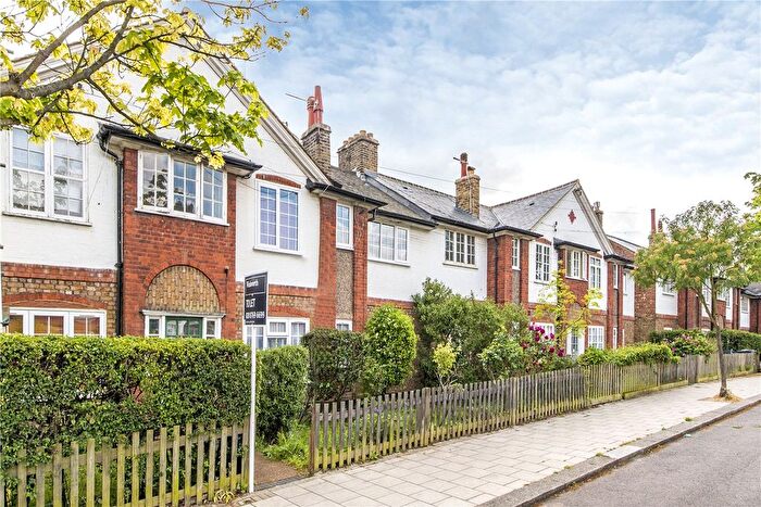 2 Bedroom Flat For Sale In Cricklade Avenue, London, SW2