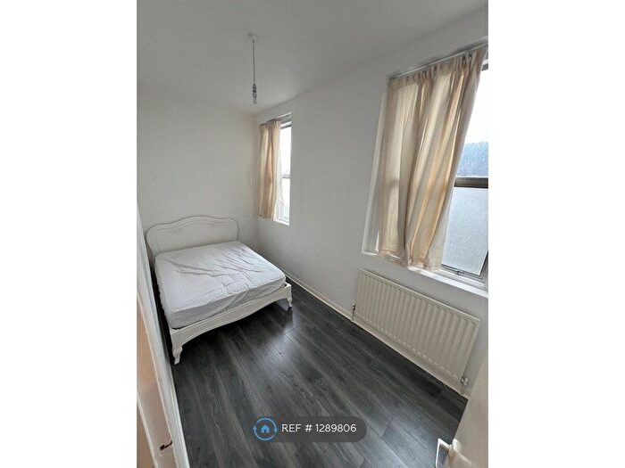 2 Bedroom Flat To Rent In High Road, London, NW10