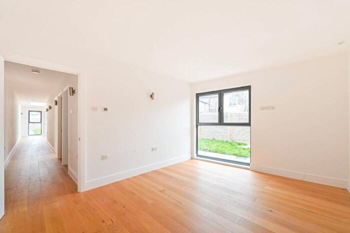 2 Bedroom Bungalow For Sale In Ironbridge Mews, Stratford, London, E15