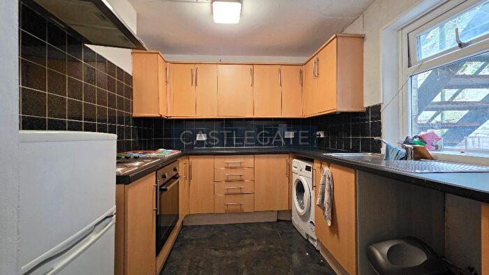 2 Bedroom Flat To Rent In Manchester Road, Huddersfield, West Yorkshire, HD1