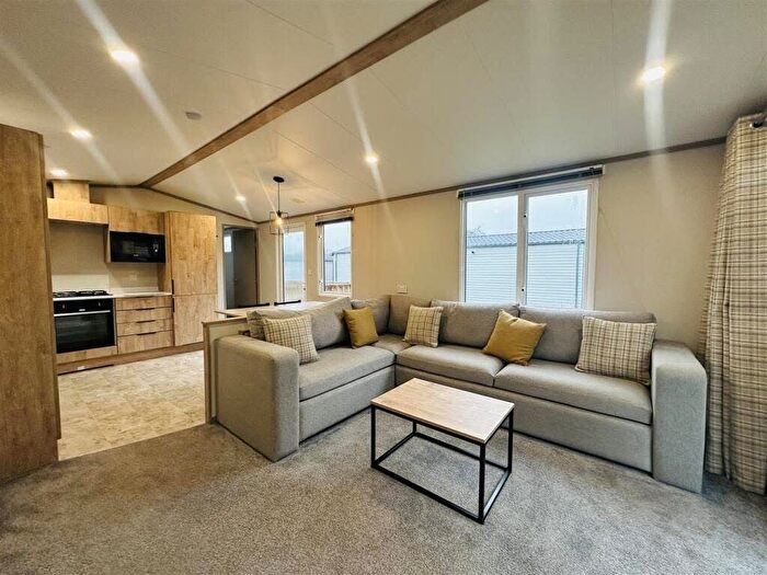 2 Bedroom Lodge To Rent In Feoffee Common Lane, Pocklington, York, YO42