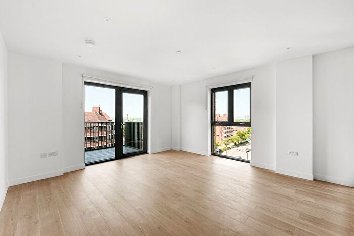 2 Bedroom Flat To Rent In Darter House, Anax Street, N4