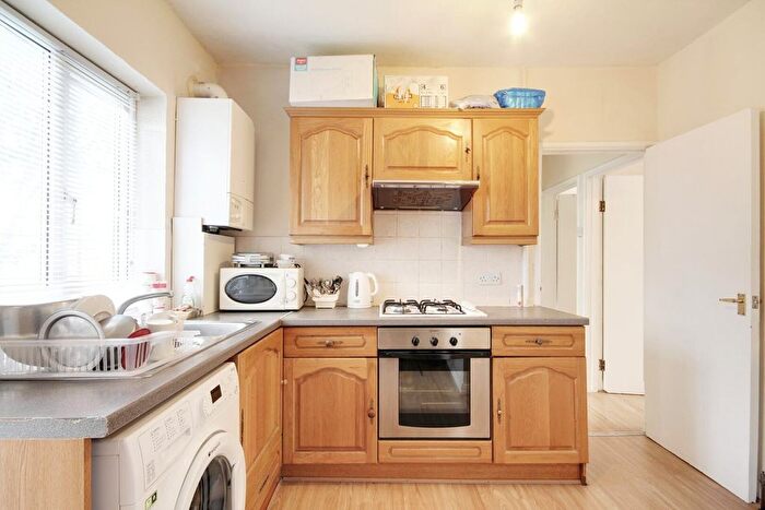 2 Bedroom Flat For Sale In Regal Court, London, N18