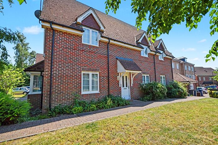 2 Bedroom Flat To Rent In Cowden Close, Farnham, GU9