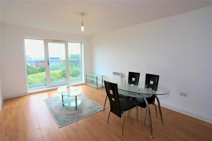 2 Bedroom Flat To Rent In Pilgrims Way, Salford M50