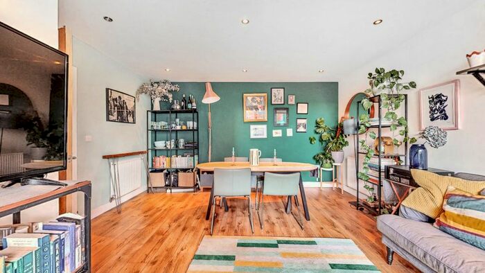2 Bedroom Flat For Sale In Whiston Road, London, E2